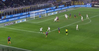 第41分钟，迪马尔科传中，劳塔罗禁区跃起头球破门，国米2-2比萨